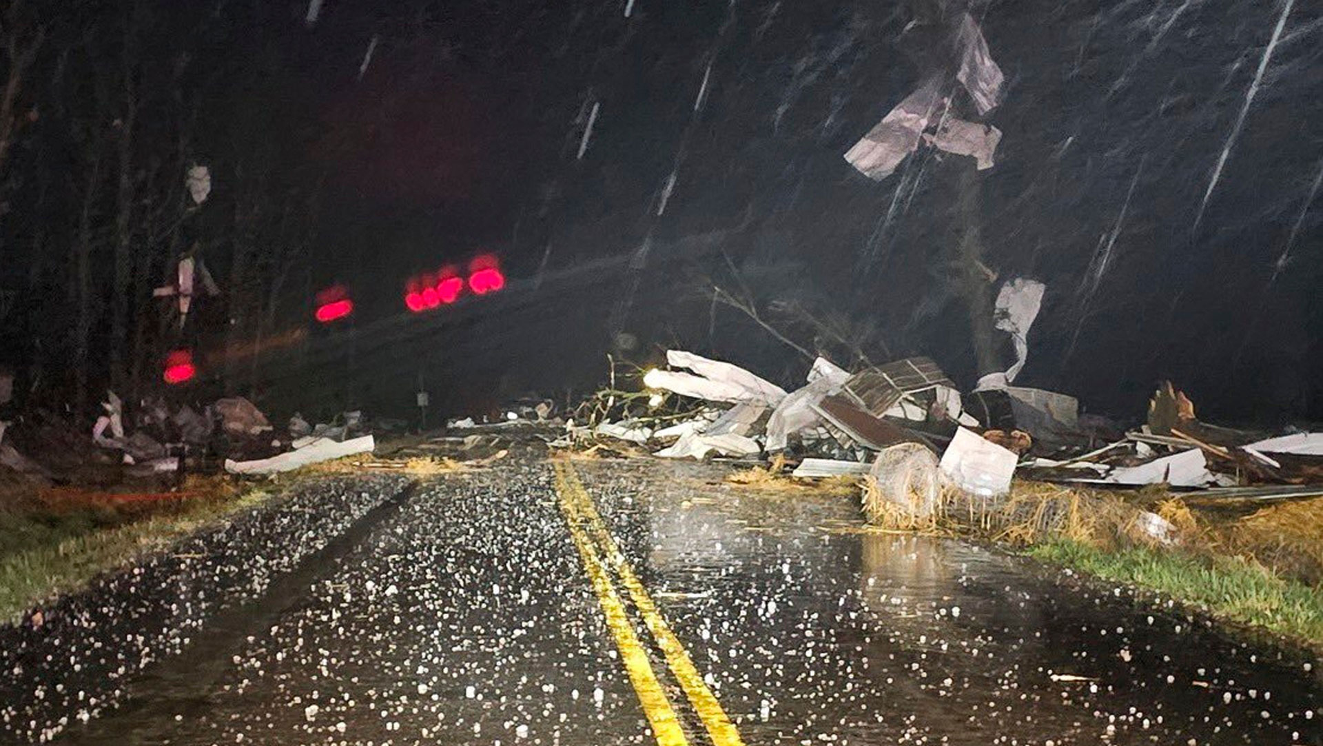 ΗΠΑ: Ανεμοστρόβιλοι πλήττουν τις κεντρικές και νότιες Πολιτείες – Τουλάχιστον 18 νεκροί-1