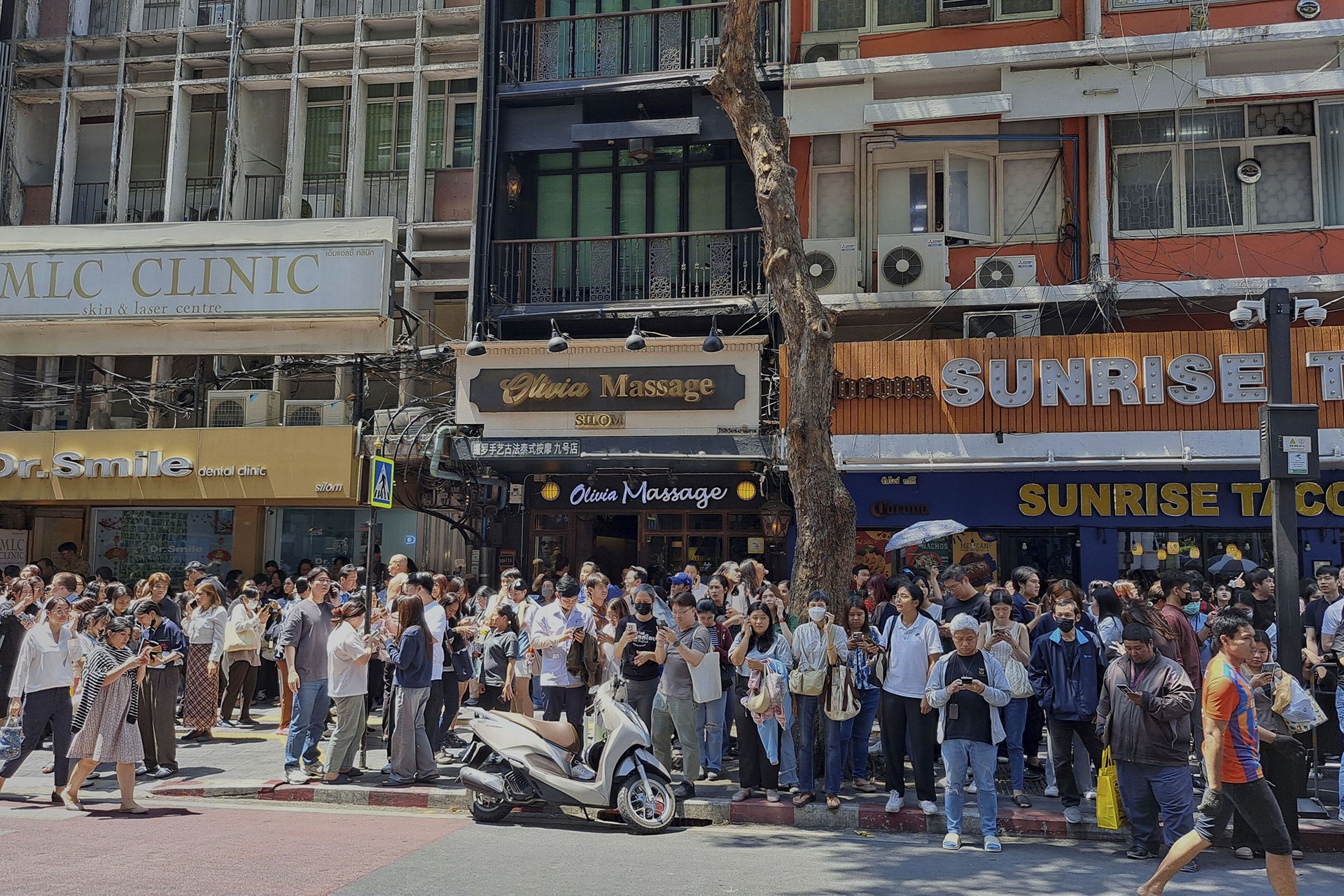 Μαρτυρίες Ελλήνων από την Μπανγκόκ: «Βλέπαμε τους τοίχους και τα τζάμια να ραγίζουν»-1