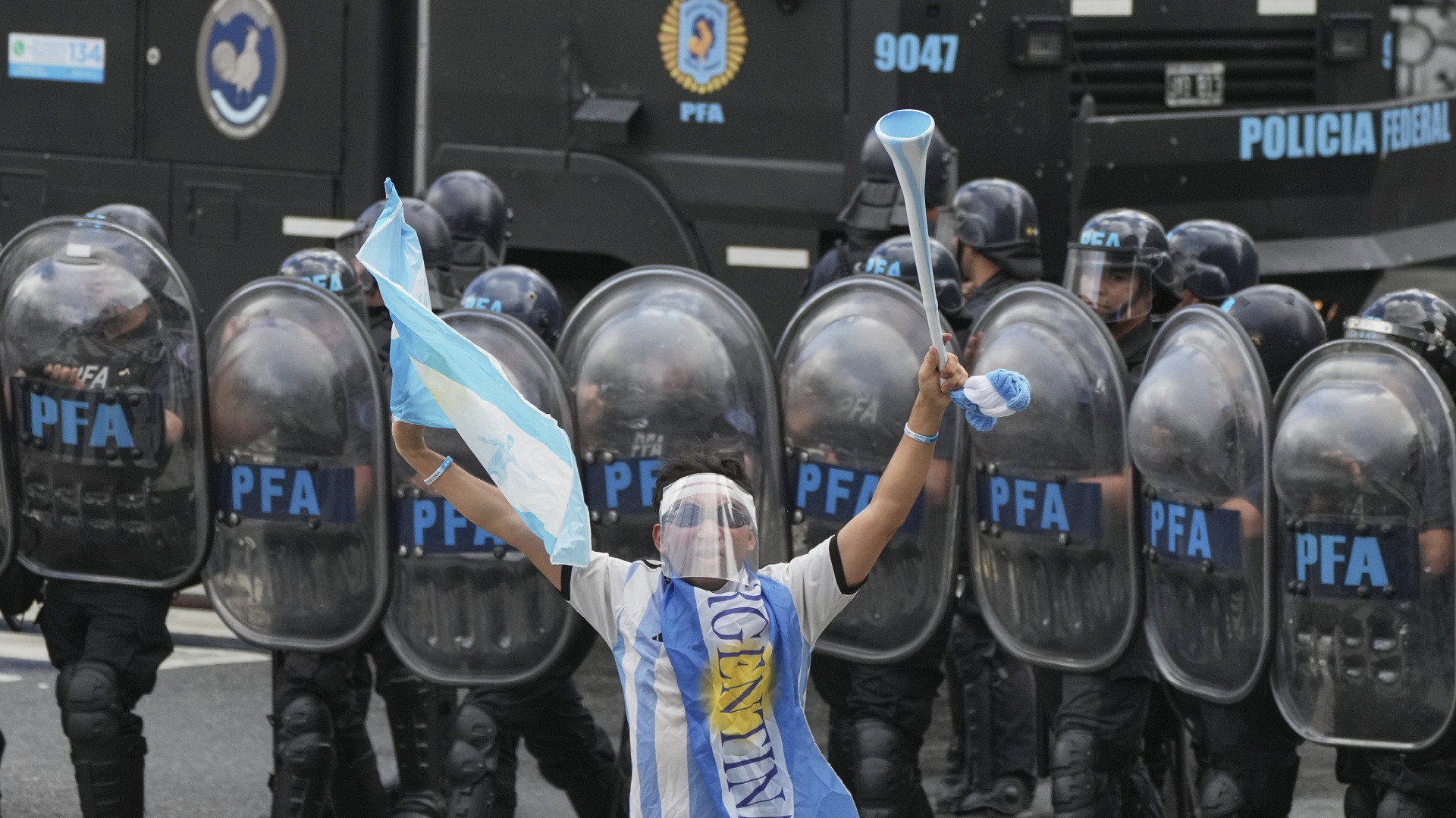 Αργεντινή: Συμμαχία συνταξιούχων και χούλιγκαν κατά των μέτρων λιτότητας – Συγκρούσεις με αστυνομικούς-1