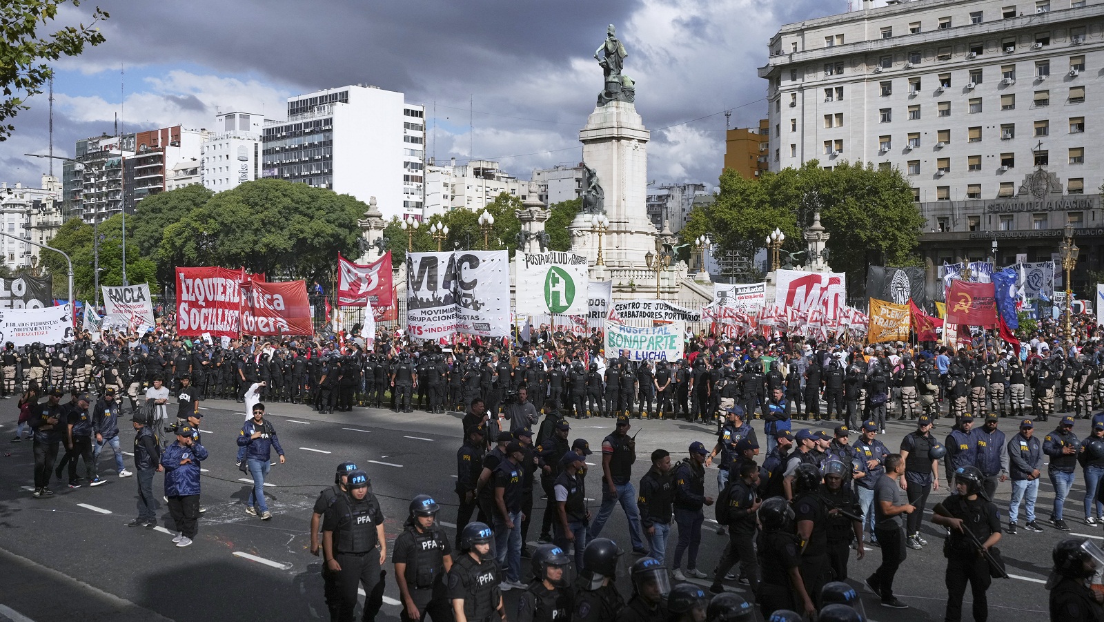 Αργεντινή: Συμμαχία συνταξιούχων και χούλιγκαν κατά των μέτρων λιτότητας – Συγκρούσεις με αστυνομικούς-2