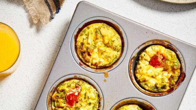 αυγομάφινς-με-καπνιστές-πιπεριές-563529223