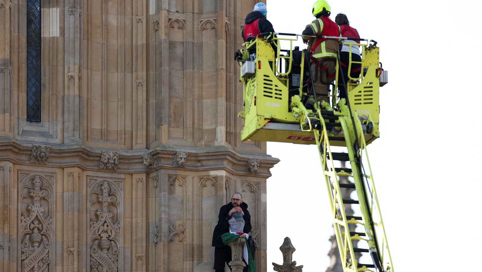 Λονδίνο: Σύλληψη άνδρα που αναρριχήθηκε στον πύργο του Μπιγκ Μπεν με παλαιστινιακή σημαία-1