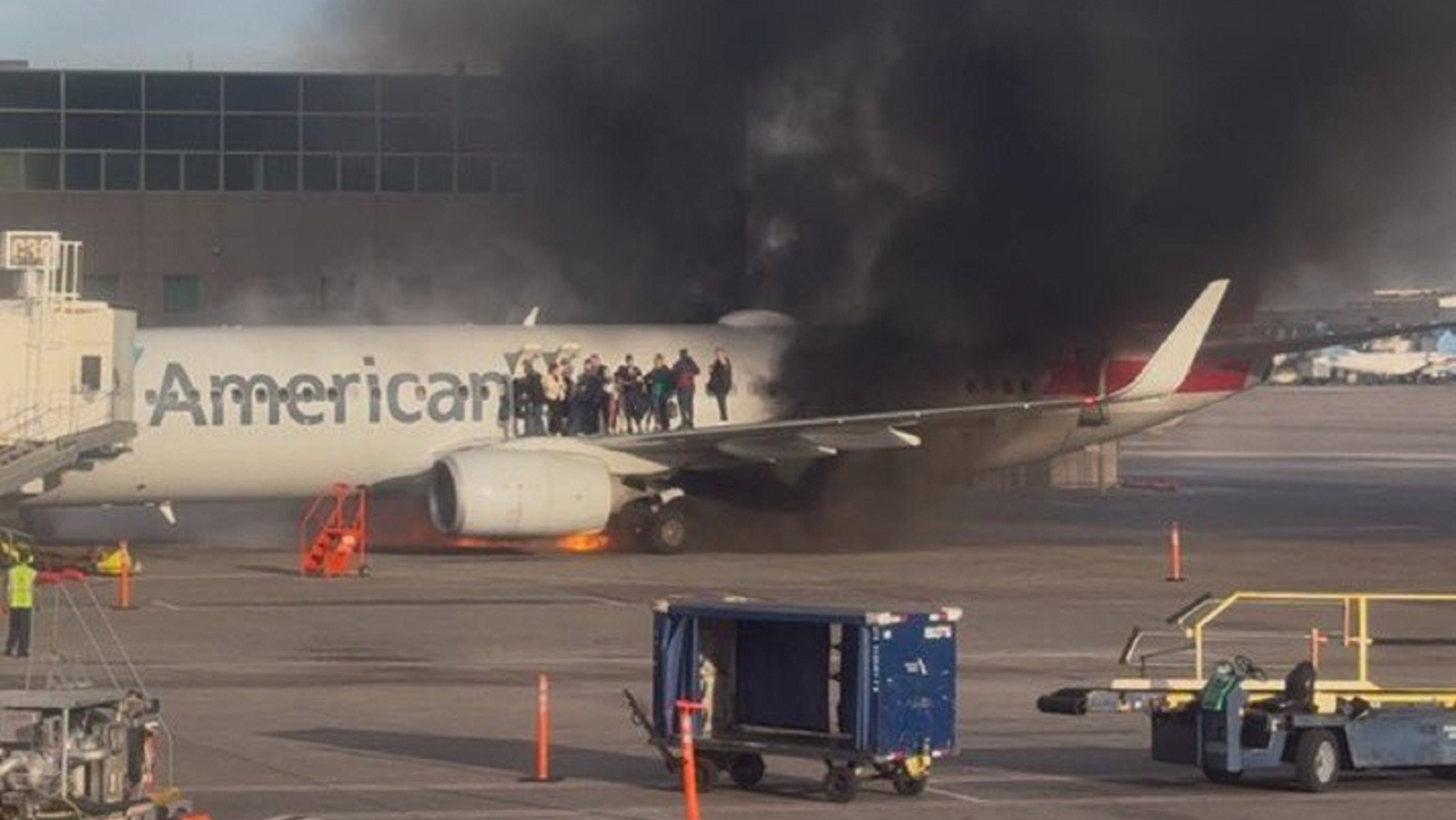 Φωτιά σε Boeing της American Airlines κατά την προσγείωσή του στο Ντένβερ (βίντεο)-1