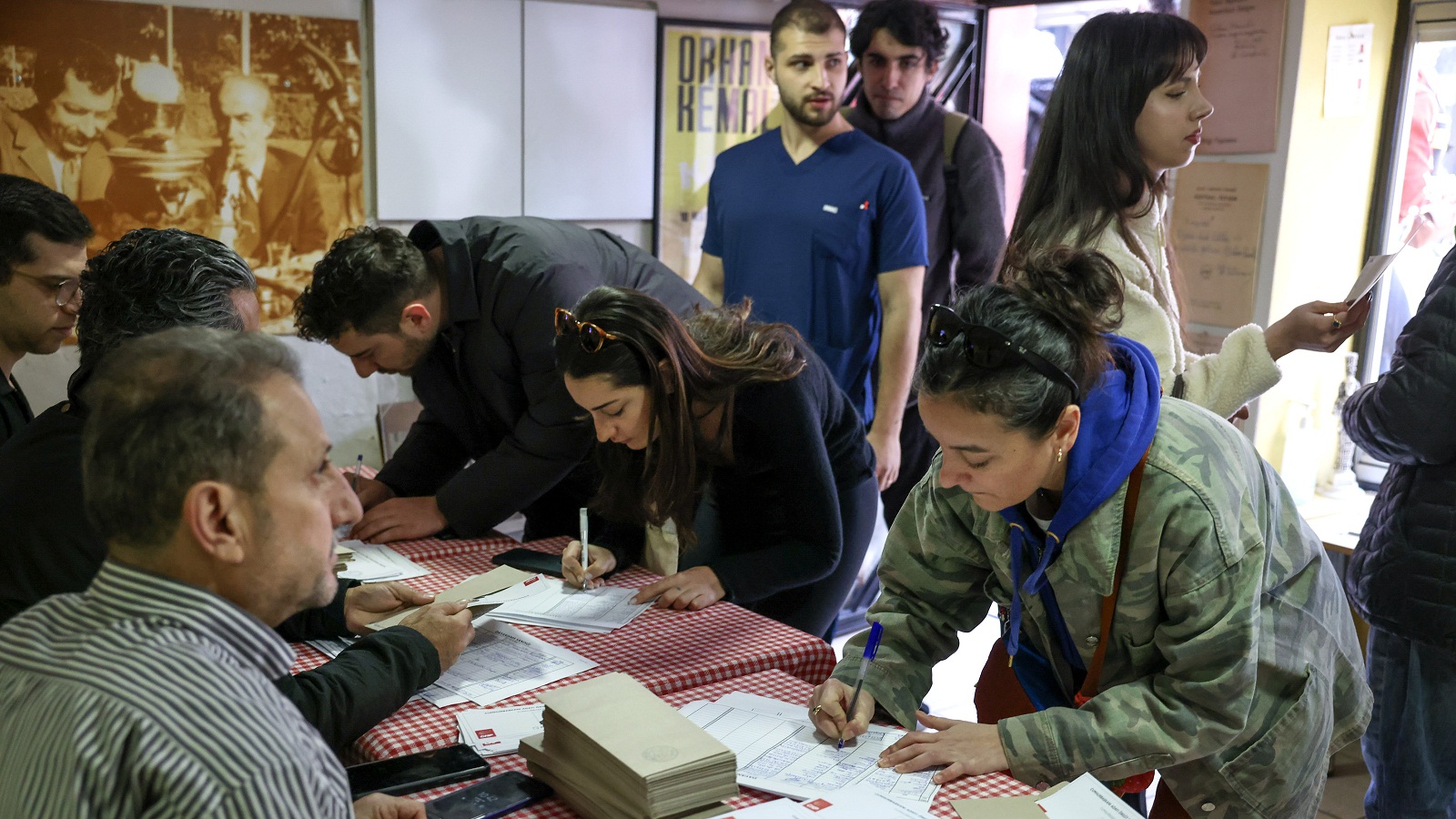 Τουρκία: Οι οπαδοί της αντιπολίτευσης προσέρχονται στις κάλπες χωρίς να ξέρουν σε τι να ελπίσουν [εικόνες]-1