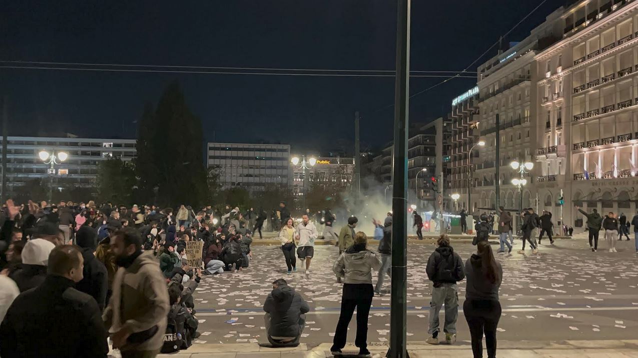 Επεισόδια στο Σύνταγμα: Συγκρούσεις ανάμεσα σε κουκουλοφόρους και ΜΑΤ μετά το τέλος του συλλαλητηρίου-6