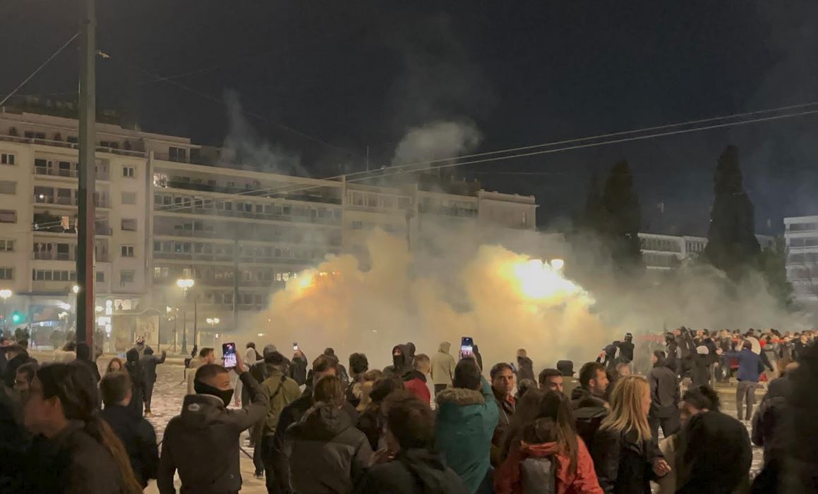 Επεισόδια στο Σύνταγμα: Συγκρούσεις ανάμεσα σε κουκουλοφόρους και ΜΑΤ μετά το τέλος του συλλαλητηρίου-11