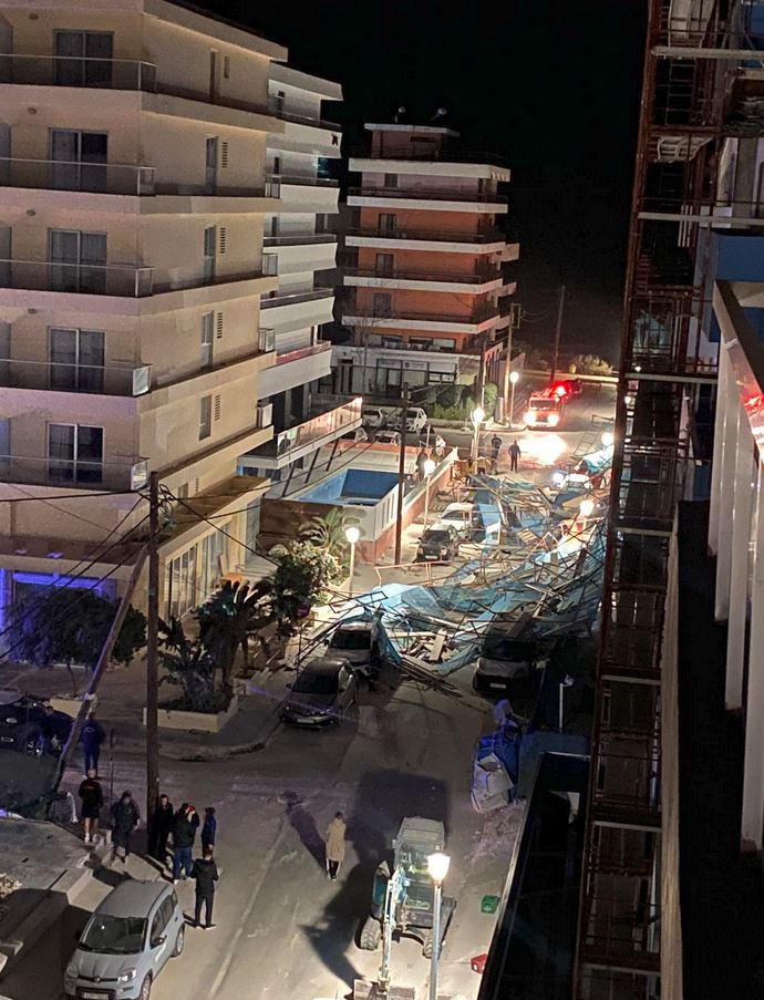 Ρόδος: Ζημιές σε δεκάδες αυτοκίνητα από κατάρρευση σκαλωσιάς (video)-1