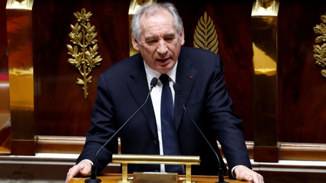 ο-μπαϊρού-χαιρετίζει-τον-ζελένσκι-που-563496898