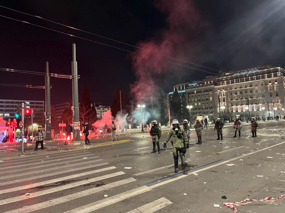 Επεισόδια στο Σύνταγμα: Συγκρούσεις ανάμεσα σε κουκουλοφόρους και ΜΑΤ μετά το τέλος του συλλαλητηρίου-5