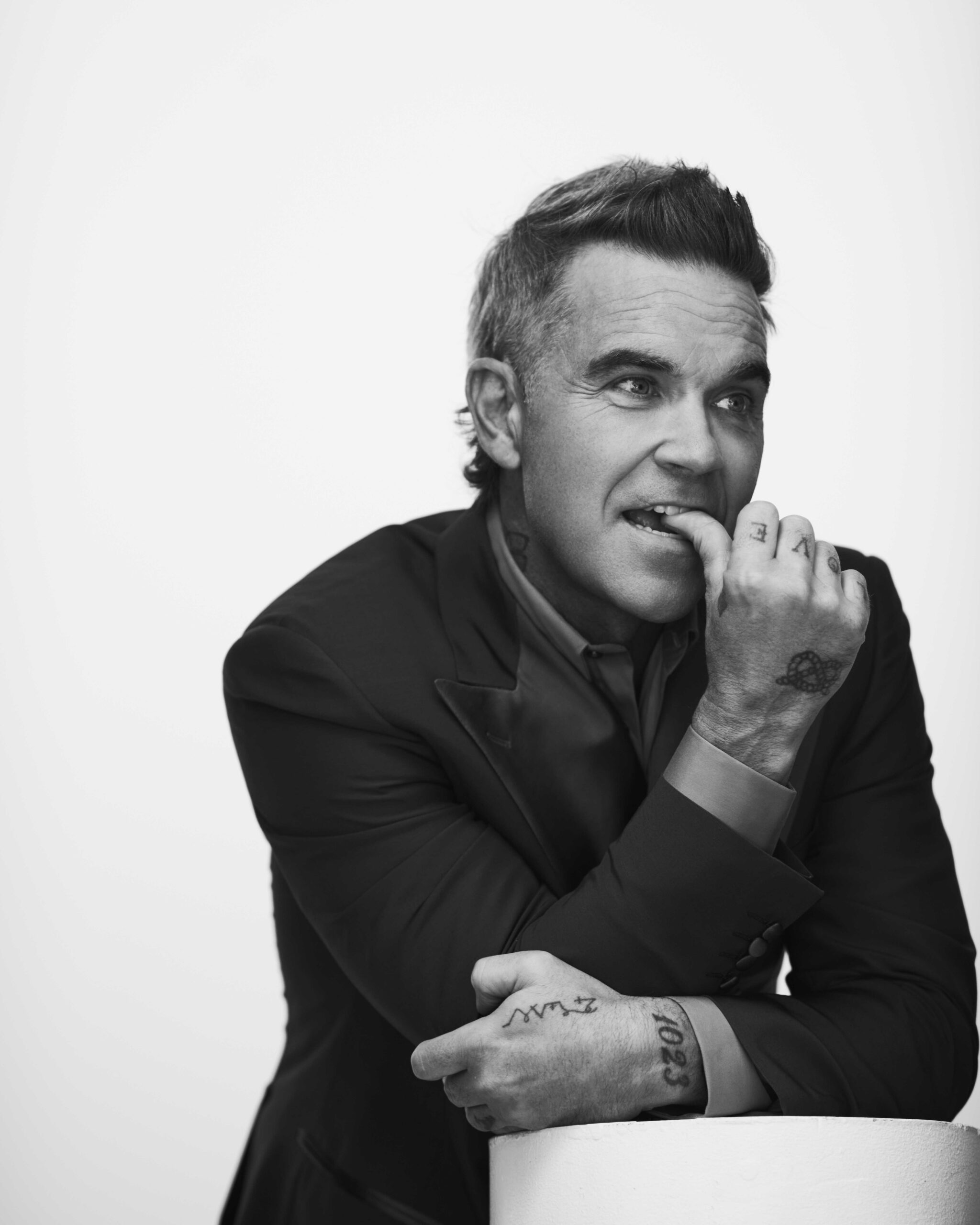 ο-ρόμπι-γουίλιαμς-σε-ρόλο-εικαστικού-ε-563520553