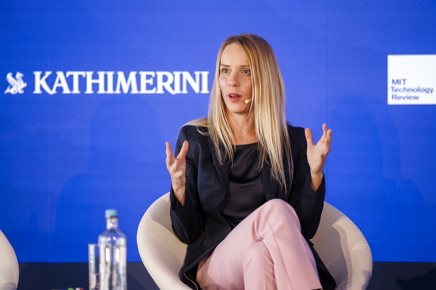 αρτεμις-σίφορντ-elevenlabs-αν-νομίζετε-ότι-η-ζω-563499640