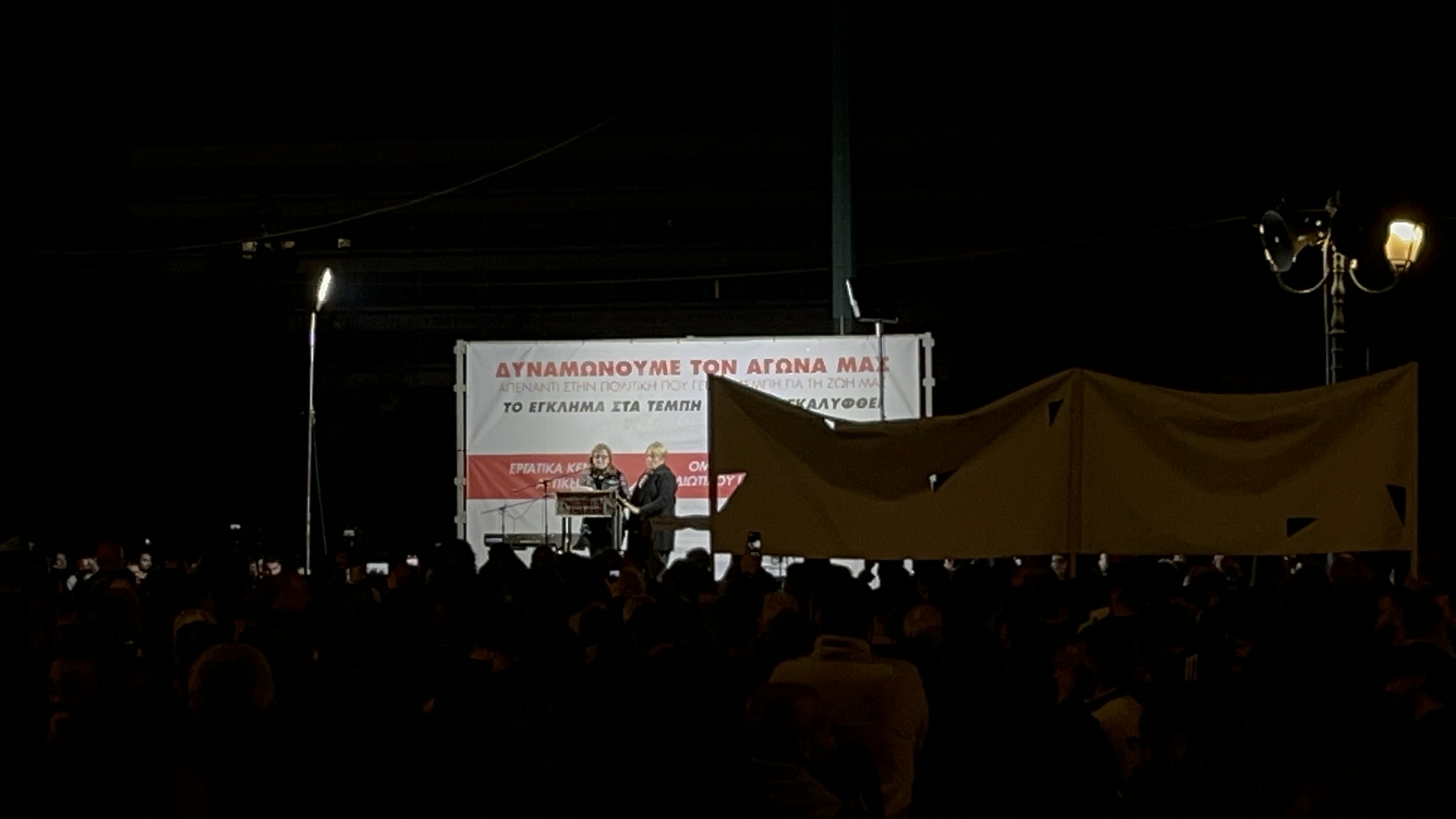 Τέμπη: Στη διαδήλωση στο Σύνταγμα συγγενείς θυμάτων – «Μην ξεχάσετε τα παιδιά μας»-1