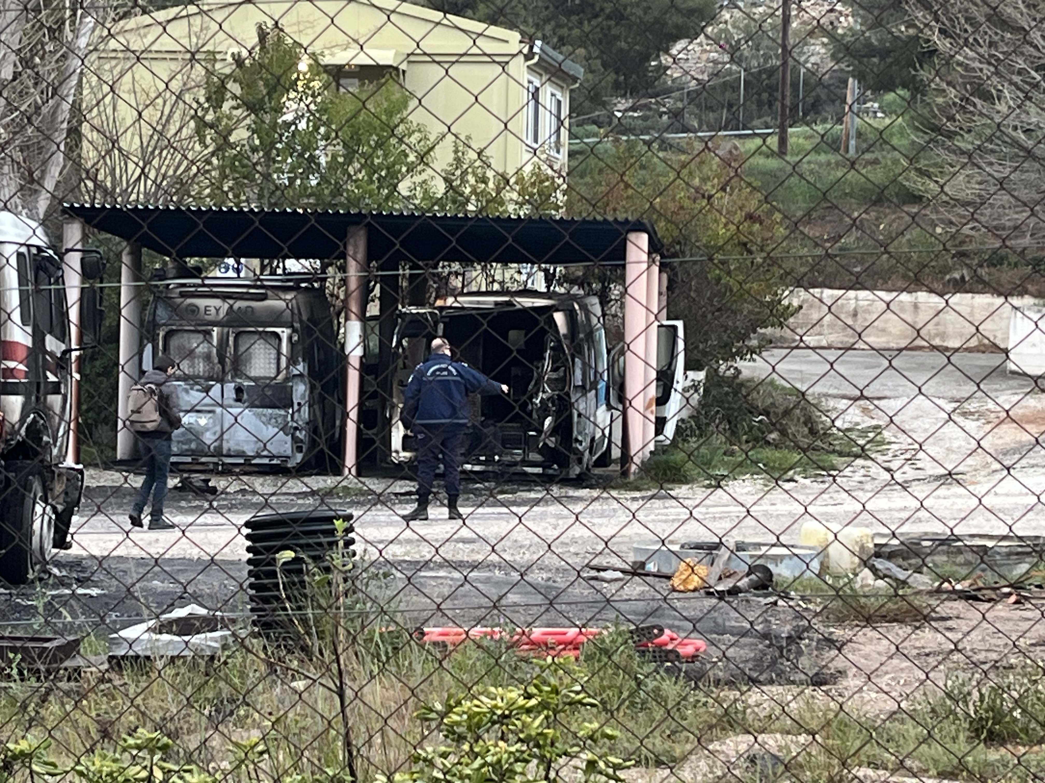 Χολαργός: Φωτιά σε εργοτάξιο της ΕΥΔΑΠ – Ζημιές σε έξι οχήματα-1