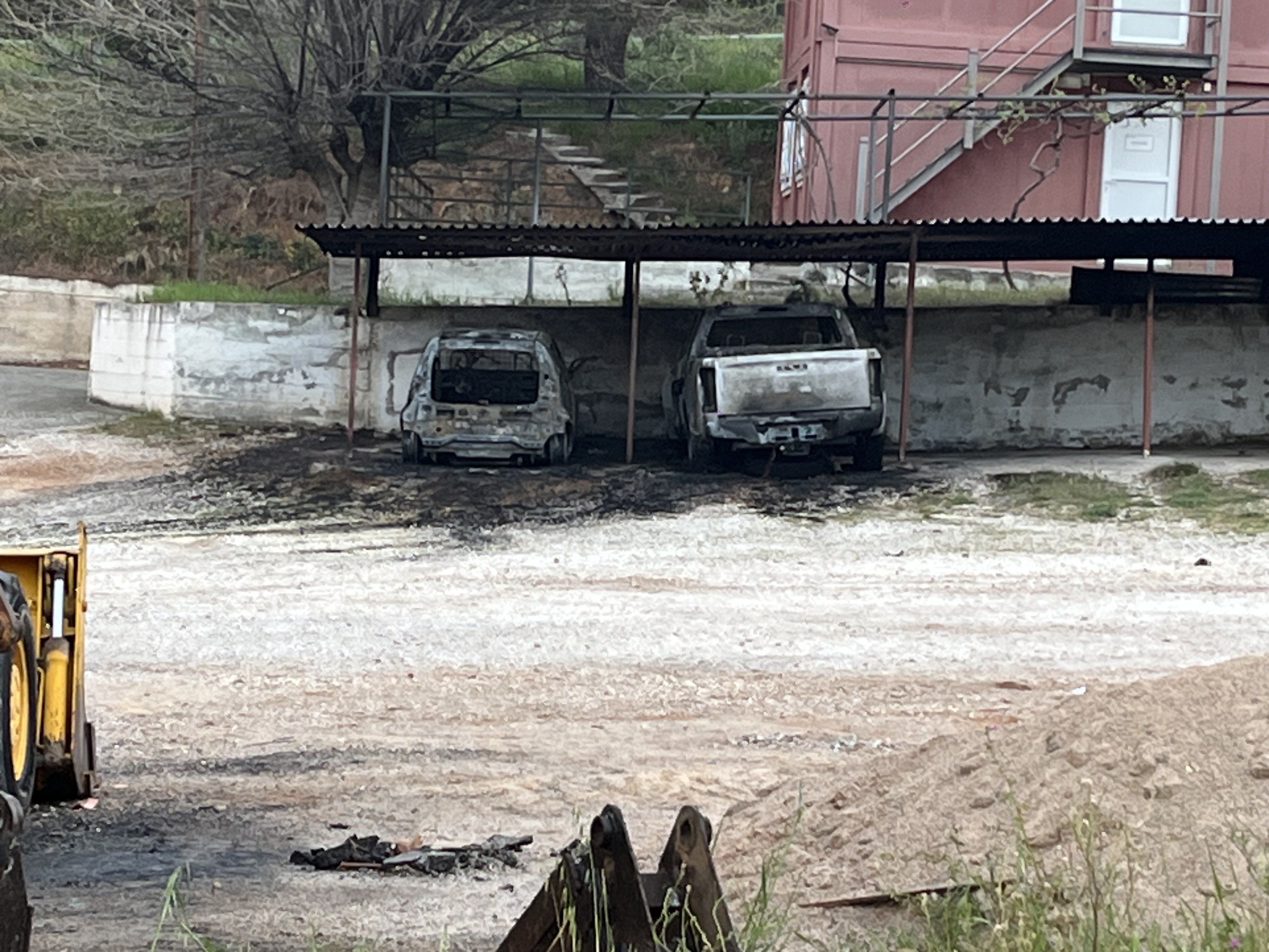Χολαργός: Φωτιά σε εργοτάξιο της ΕΥΔΑΠ – Ζημιές σε έξι οχήματα-2