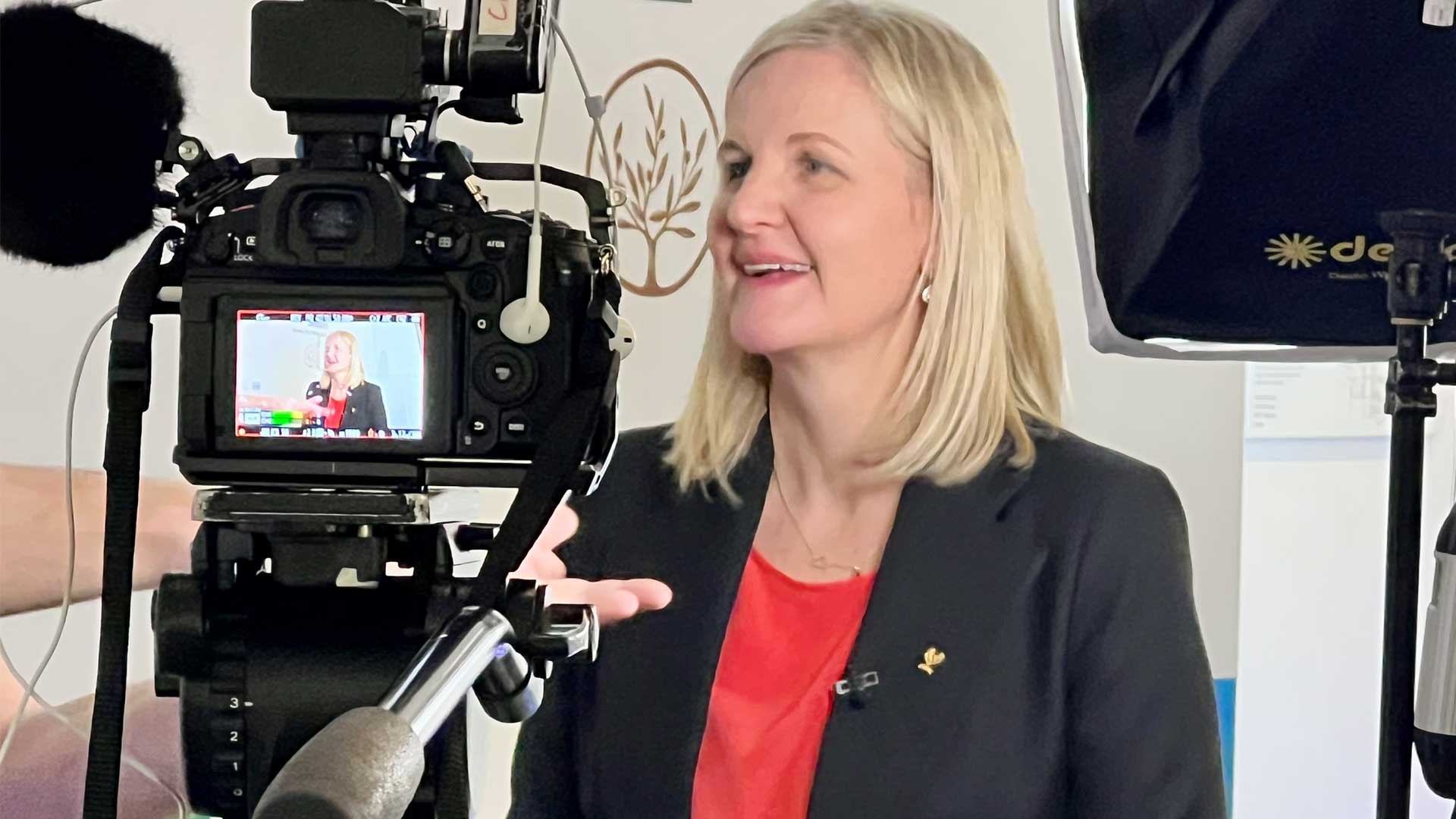 «Μαμά, κέρδισες!» 45 λεπτά με τη νέα πρόεδρο της ΔΟΕ-5