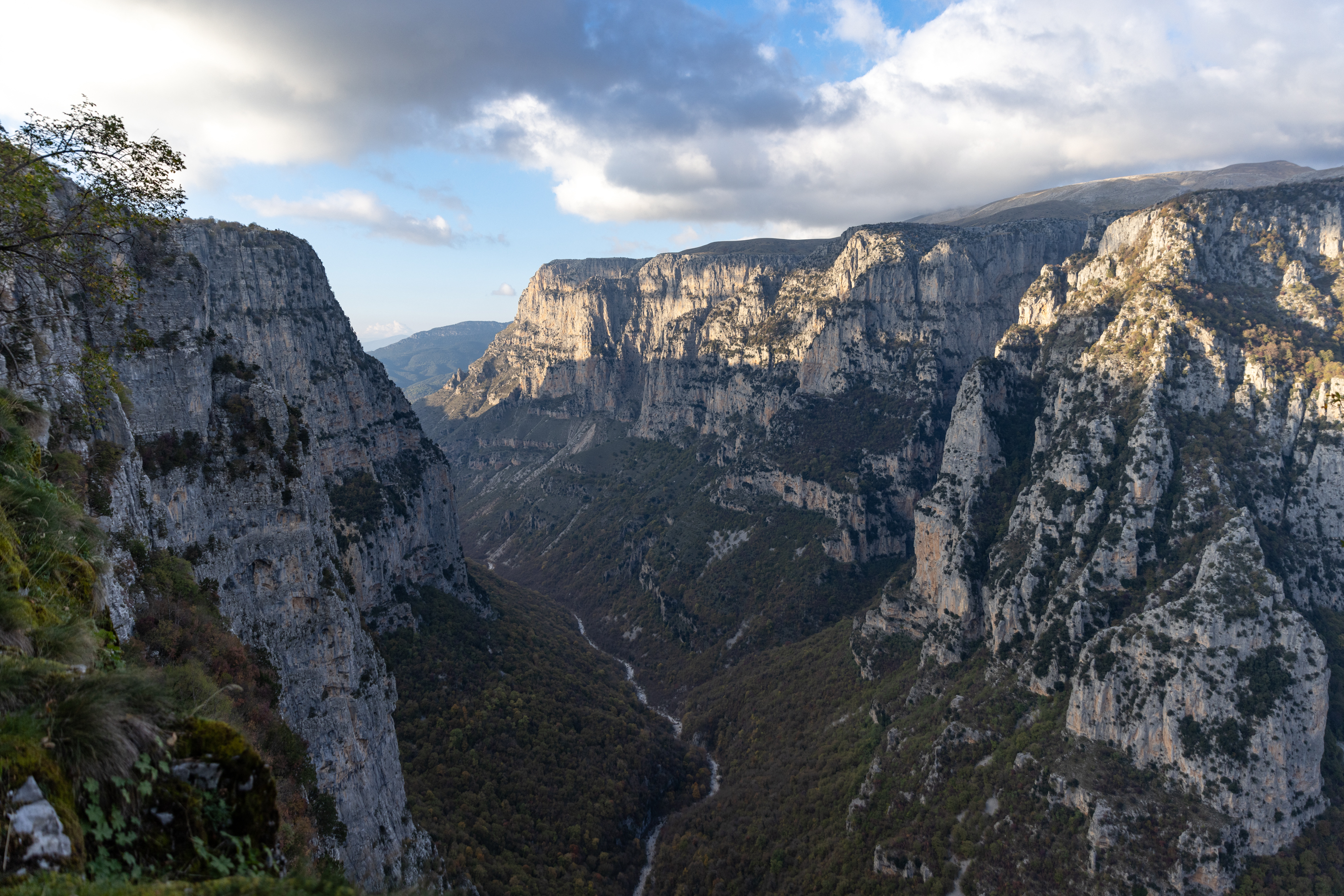 Ρέουμε μαζί σε αρμονία: Η δέσμευση για την προστασία του και του περιβάλλοντος.-2