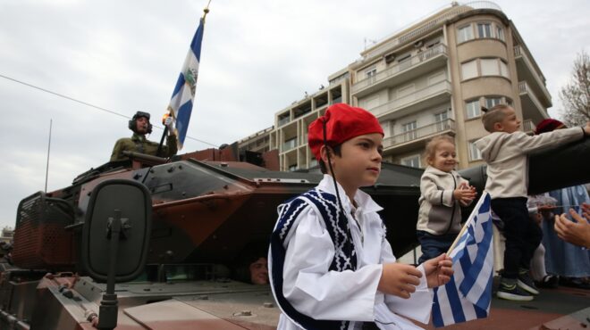 live-η-μεγάλη-στρατιωτική-παρέλαση-στο-κέ-563530849