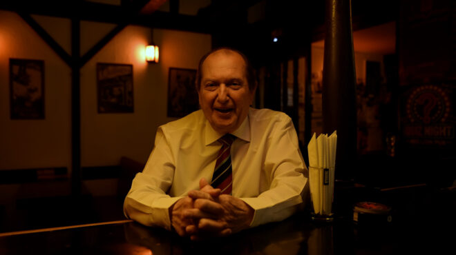 οταν-σέρβιρα-ουίσκι-τον-φρανκ-σινάτρ-563497336