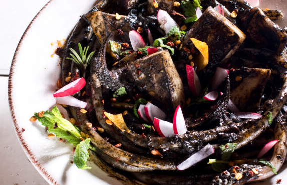 χοντρά-μακαρόνια-με-σουπιές-κοκκινισ-563530996