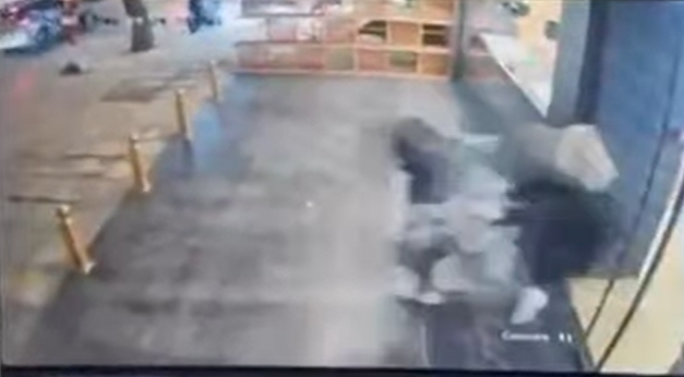 ηλιούπολη-υπάλληλος-προσπαθεί-να-ακι-563540437