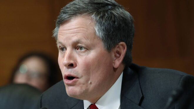 κίνα-γερουσιαστής-υποστηρικτής-του-τ-563528887