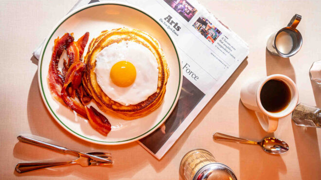 τρώγοντας-αυγά-στη-νέα-υόρκη-563503681