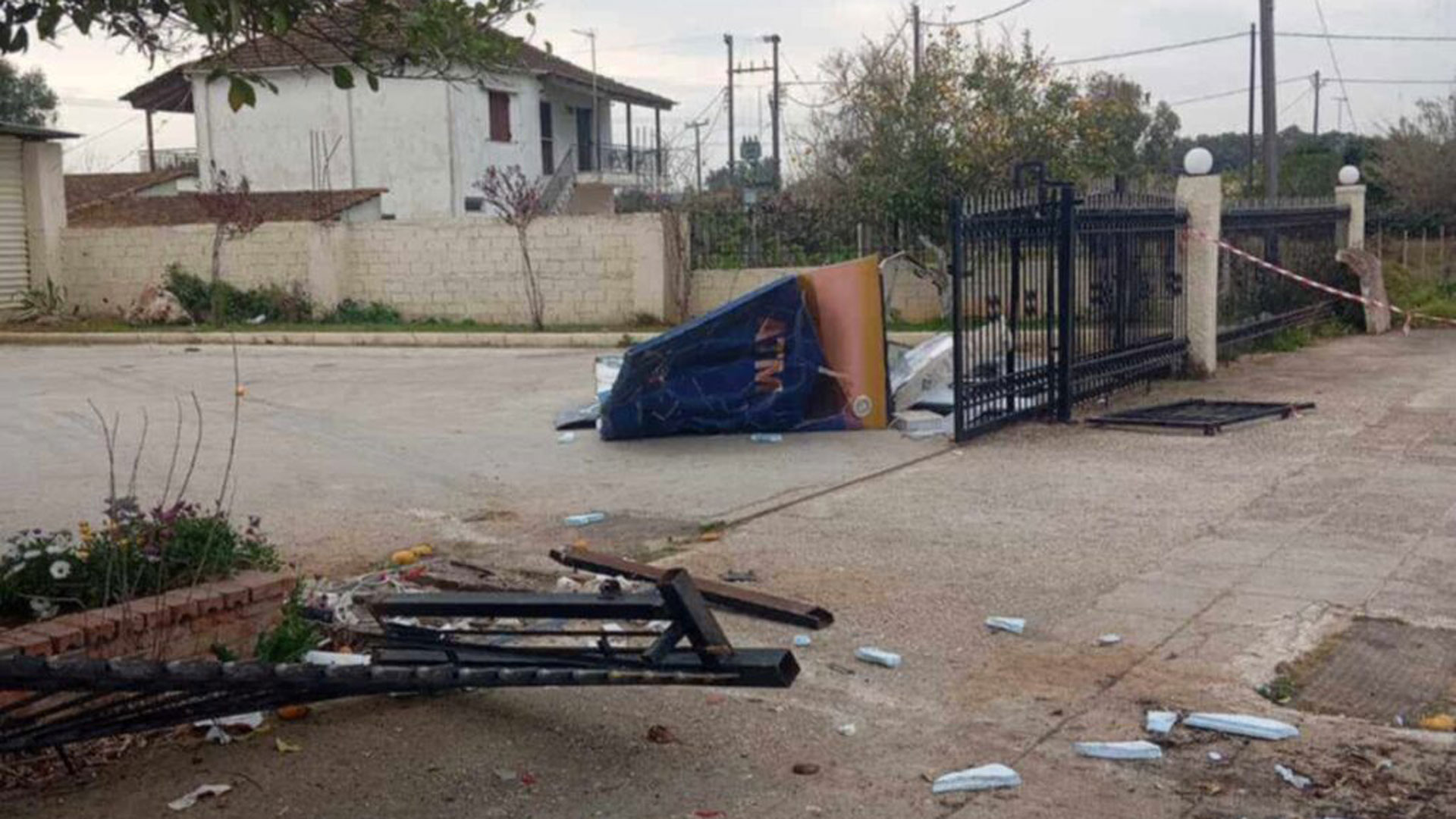 Αχαΐα: Εκλεψαν ΑΤΜ με αγροτικό όχημα, τους έπεσε από την καρότσα-1