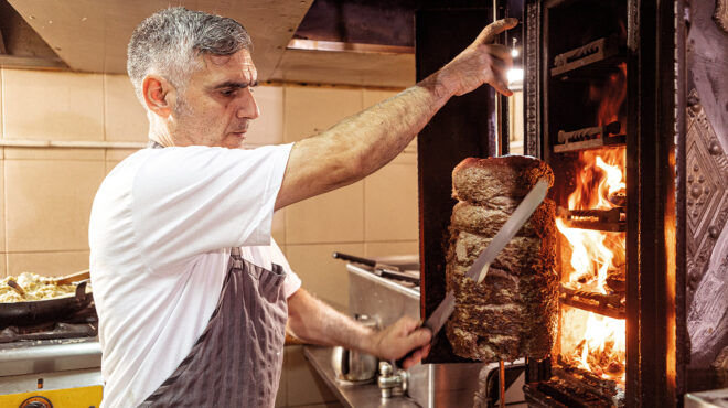 στη-νέα-σμύρνη-για-χειροποίητο-γύρο-στ-563512546