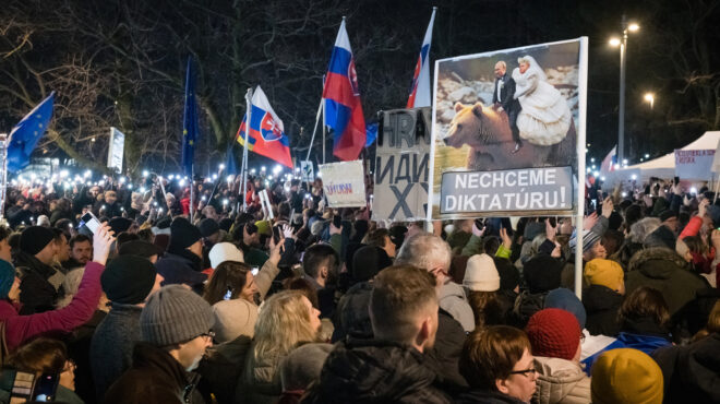 στην-υπηρεσία-των-ολιγαρχών-563529067