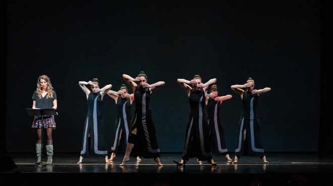 χορός-και-διάλεξη-σε-παράσταση-για-την-563498410