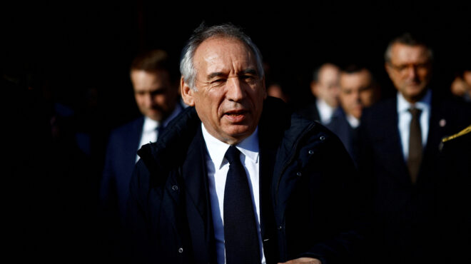 φρανσουά-μπαϊρού-στην-κόψη-του-ξυραφι-563522089