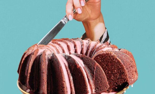 bundt-cake-με-ροζ-γλάσο-ιβίσκου-563506417