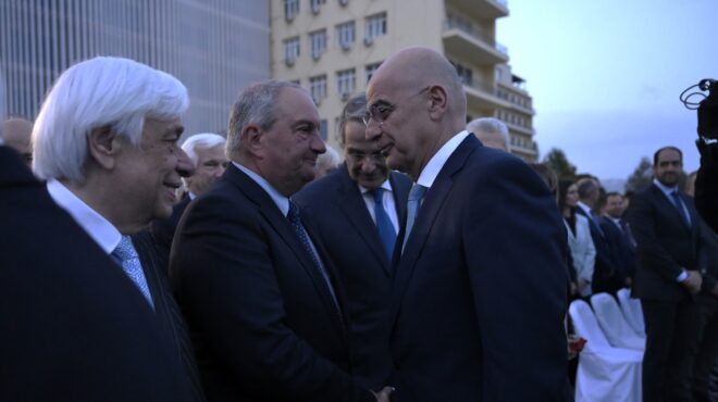 γαλάζια-κιβωτός-χωρίς-σύννεφα-κατακλ-563538037