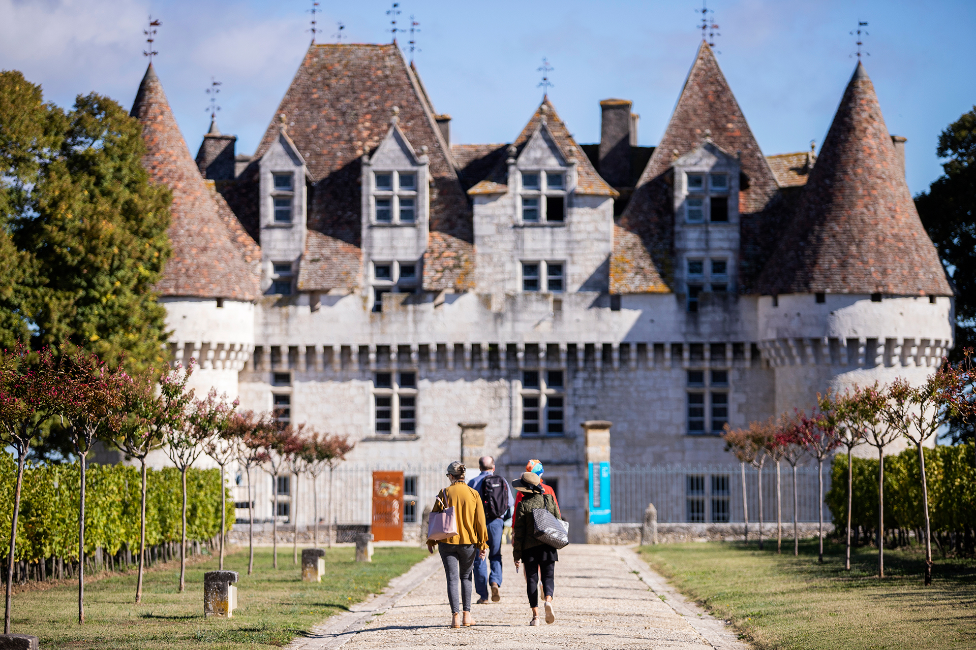 Δύο κάστρα, δύο κόσμοι-1