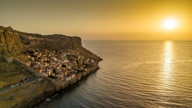 απειλούμενο-μνημείο-το-κάστρο-μονεμβ-563521450