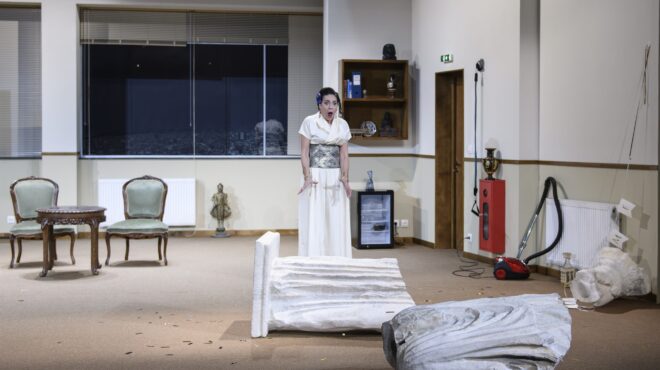 η-καρυάτιδα-επέστρεψε-αλλά-δεν-εντυπω-563521471