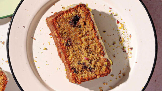 κέικ-με-φυστίκι-αιγίνης-βύσσινα-και-γλ-563517550