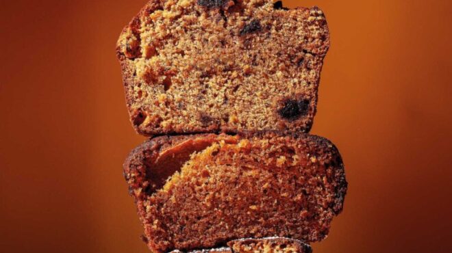 κέικ-χωρίς-ζάχαρη-με-ξερά-φρούτα-και-μπ-563519899