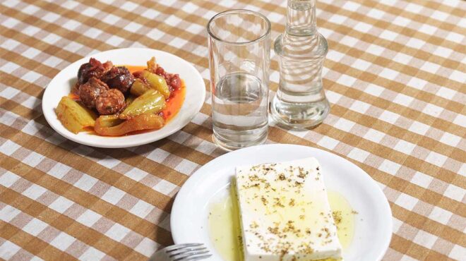 φέτα-τσίπουρο-λουκάνικο-και-φύγαμε-563503789