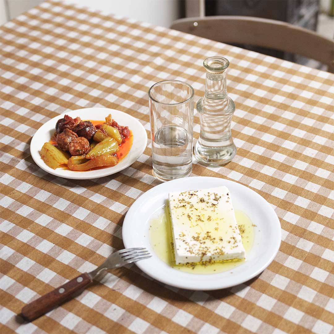 φέτα-τσίπουρο-λουκάνικο-και-φύγαμε-563503789