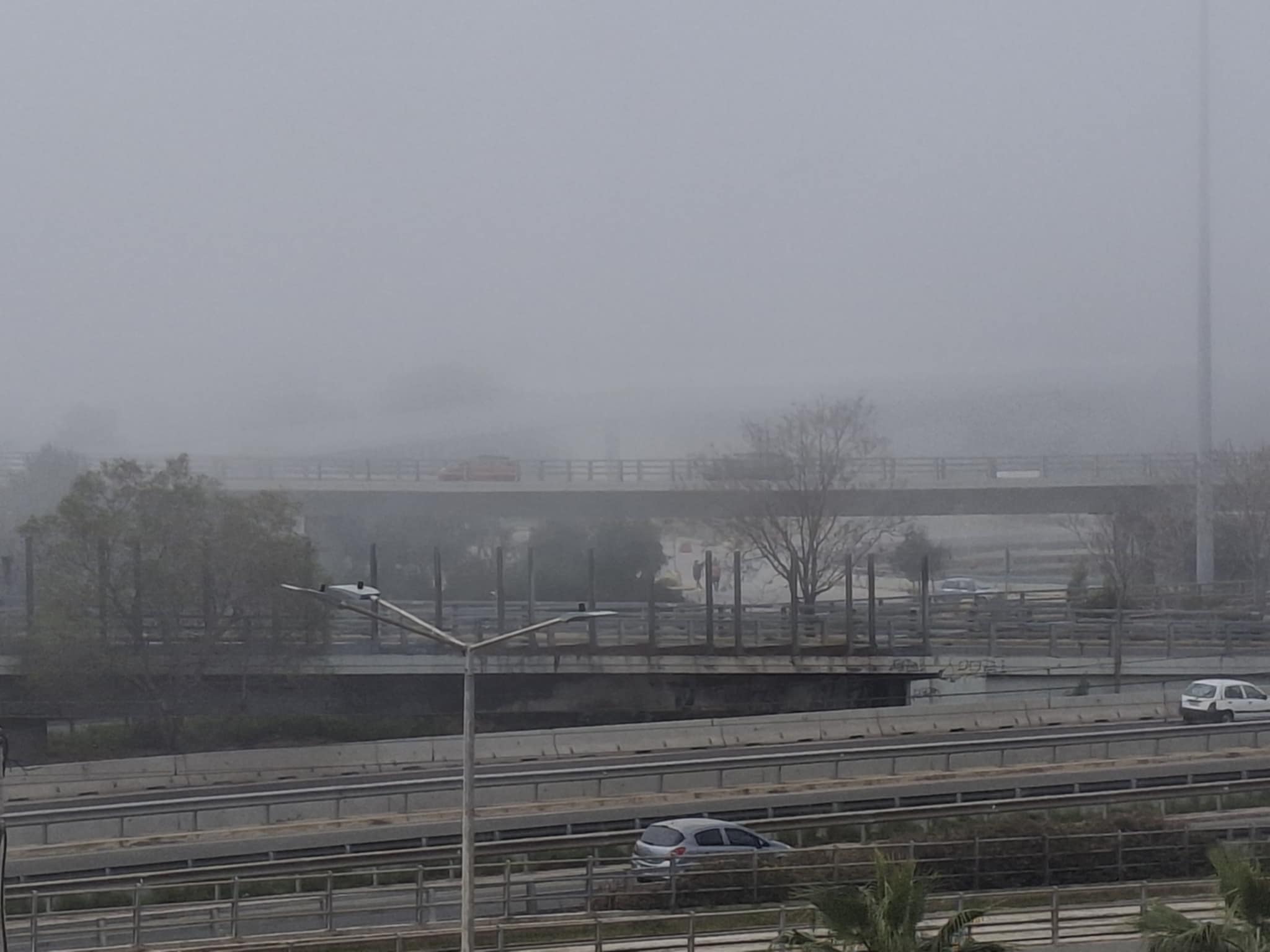 Πυκνή ομίχλη και αφρικανική σκόνη έχουν «σκεπάσει» τον Αττικό ουρανό [βίντεο και φωτογραφίες]-2