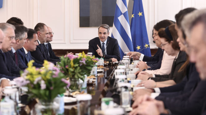 κυβέρνηση-με-το-βλέμμα-σε-δύο-πυλώνες-563534071