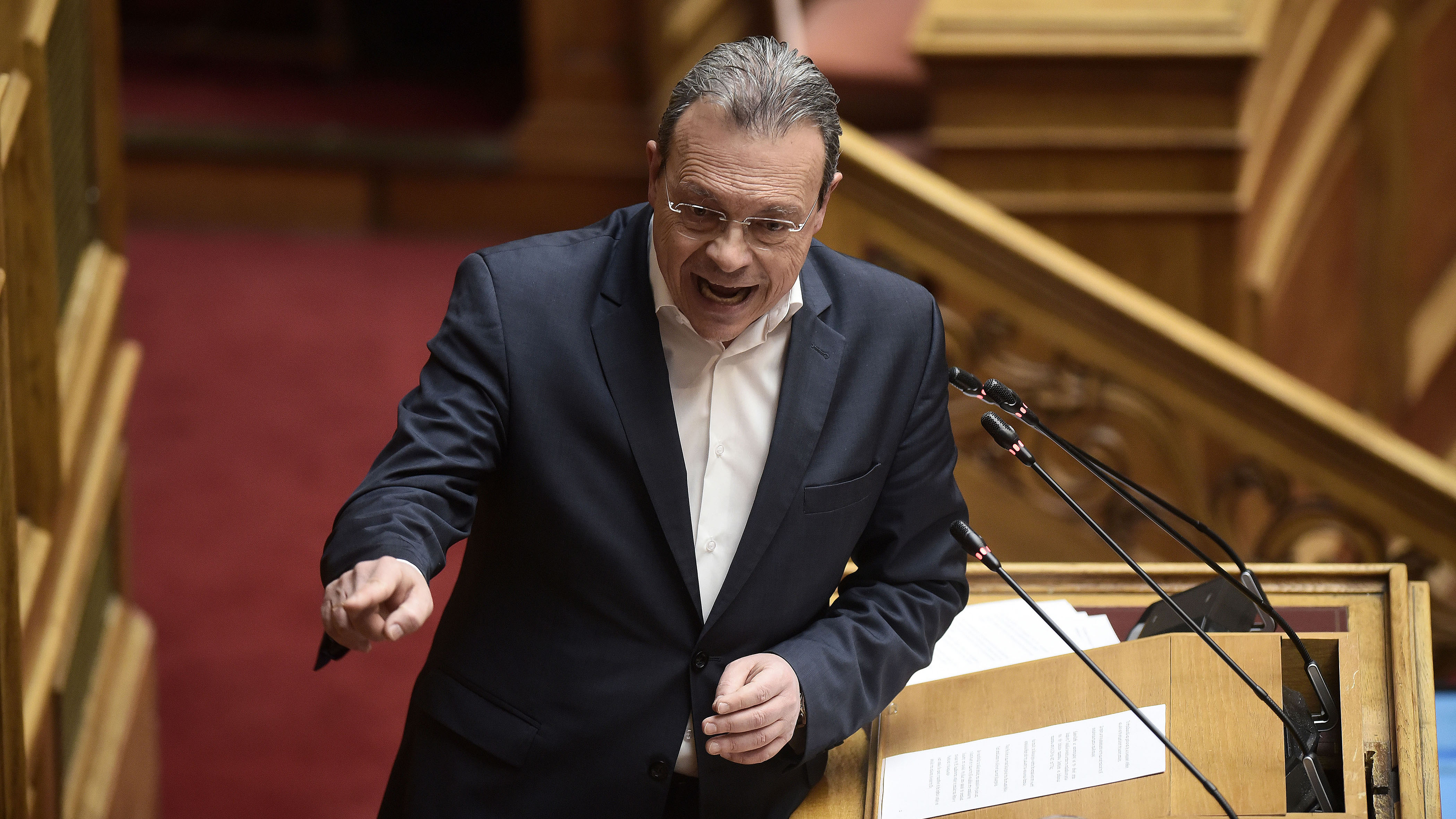 Πρόταση δυσπιστίας: Σκληρή αντιπαράθεση, φίλια πυρά και μία διαγραφή-3