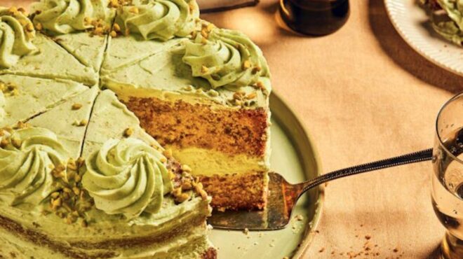 κέικ-με-στρώσεις-από-κρέμα-φυστικιού-α-563522935