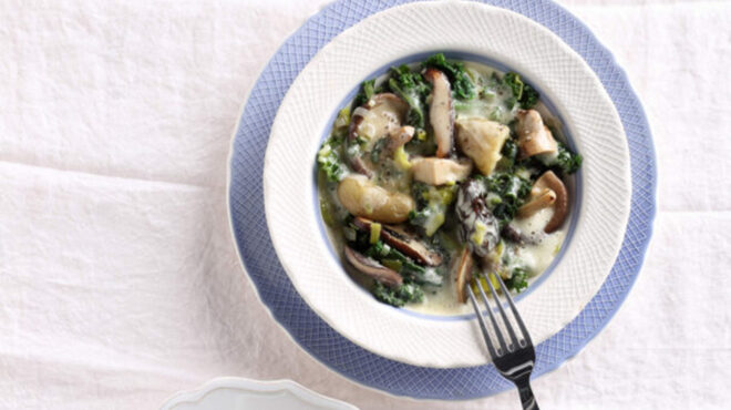 φρέσκα-μανιτάρια-με-χόρτα-φρικασέ-563509627