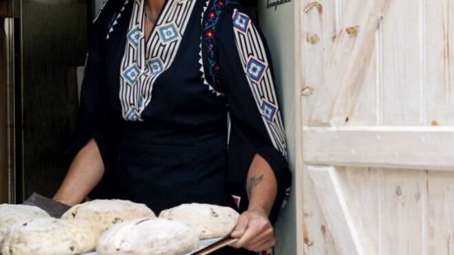 η-δέσποινα-και-τα-ευλογημένα-ψωμιά-της-563532040