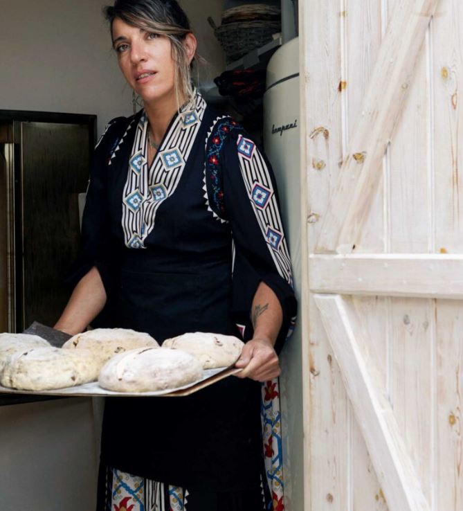 η-δέσποινα-και-τα-ευλογημένα-ψωμιά-της-563532040