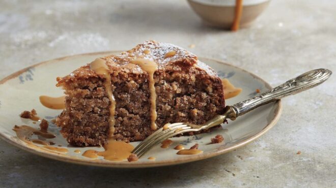 κέικ-με-αμύγδαλα-φουντούκια-καρύδια-κ-563509417