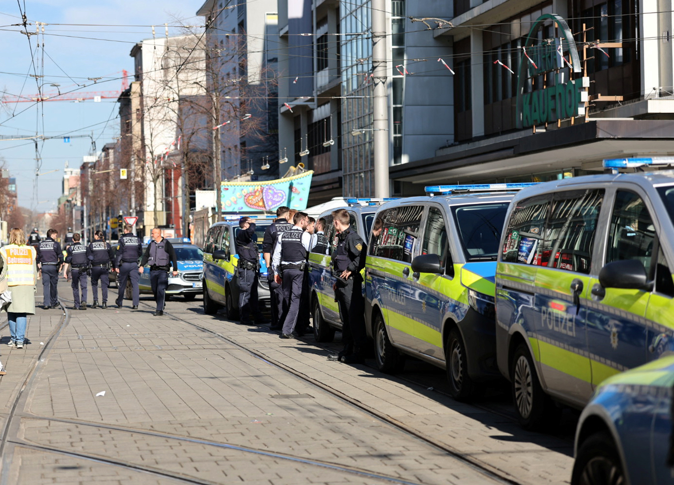 Γερμανία: Συναγερμός στο Μανχάιμ – Αυτοκίνητο έπεσε πάνω σε πλήθος-1