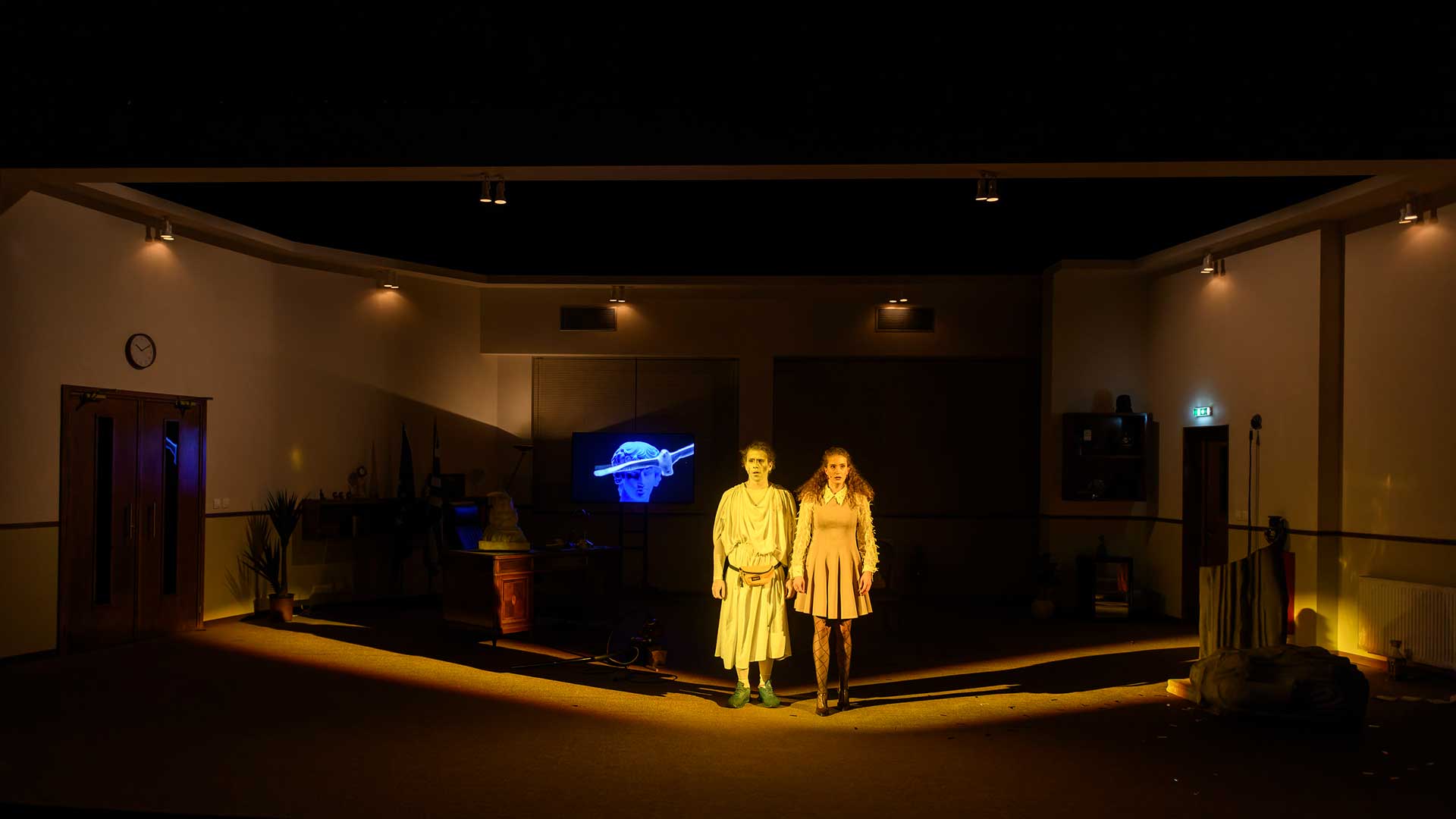 Ο κόσμος έχει ανάγκη από γέλιο και happy end-2